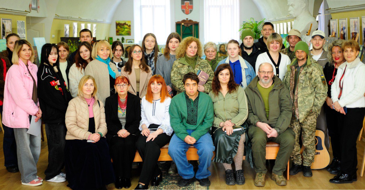 Студенти коледжу відвідали військовий госпіталь з нагоди Дня українського добровольця