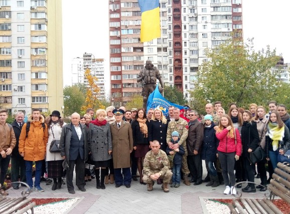 Покладання квітів до пам’ятника учасників бойових дій